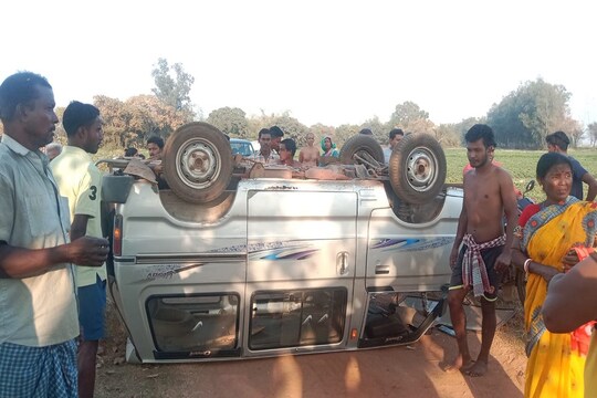 গাড়ি উল্টে দুর্ঘটনা