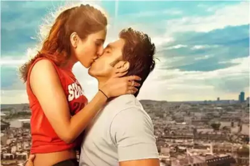 তবে এটাও মাথায় রাখতে হবে, এদেশে অশ্লীল কাজ এবং অশ্লীলতা নিয়ে আইন রয়েছে। এতে কিছু নির্দিষ্ট আচরণকে পাবলিক প্লেসে নিষিদ্ধ করা হয়েছে যা আপত্তিকর বা অশ্লীল বলে বিবেচিত হয়। এমনটা হলে আইনি ব্যবস্থা নেওয়া হতে পারে। এক্ষেত্রে ব্যক্তির আচরণকে হয়রানি হিসেবেও দেখা হতে পারে। তাহলে যৌন হয়রানি সম্পর্কিত আইনের আওতায় পদক্ষেপ নেওয়া হতে পারে।