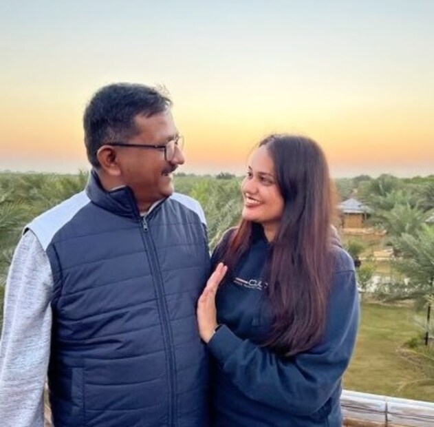 শুধু বেতনই নয়। ভারত সরকারের পক্ষ থেকে জেলাশাসকের জন্য বরাদ্দ হয় একটি সরকারি বাসভবন এবং একটি গাড়ি। থাকেন নিজস্ব গাড়ি চালক ও পরিচারক, বাগান রক্ষণাবেক্ষণের মালী, রান্নার জন্য পাচক। এছাড়াও, ব্যক্তিগত সহকারী-সহ অন্য সহায়করা তো রয়েছেনই।