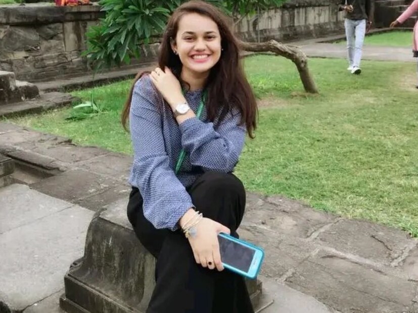  ভারতীয় আধিকারিকদের নিয়ে মানুষের উৎসাহের অন্ত নেই। ১৯৯৩ সালের ৯ নভেম্বর মধ্যপ্রদেশের ভোপালে জন্মগ্রহণ করেন টিনা। রাজস্থানের জয়সলমেরের ৬৫তম জেলাশাসক ত্রিশ বছরের এই মেধাবী তরুণী। রাজস্থান সরকারের নিয়ম অনুযায়ী জেলাশাসক পদের বেতন ১.৩৪ লক্ষ থেকে ১.৪৫ লক্ষ টাকা। যদিও এটি টিনার প্রথম কাজ নয়। এর আগে টিনা অর্থ বিভাগে কাজ করতেন।