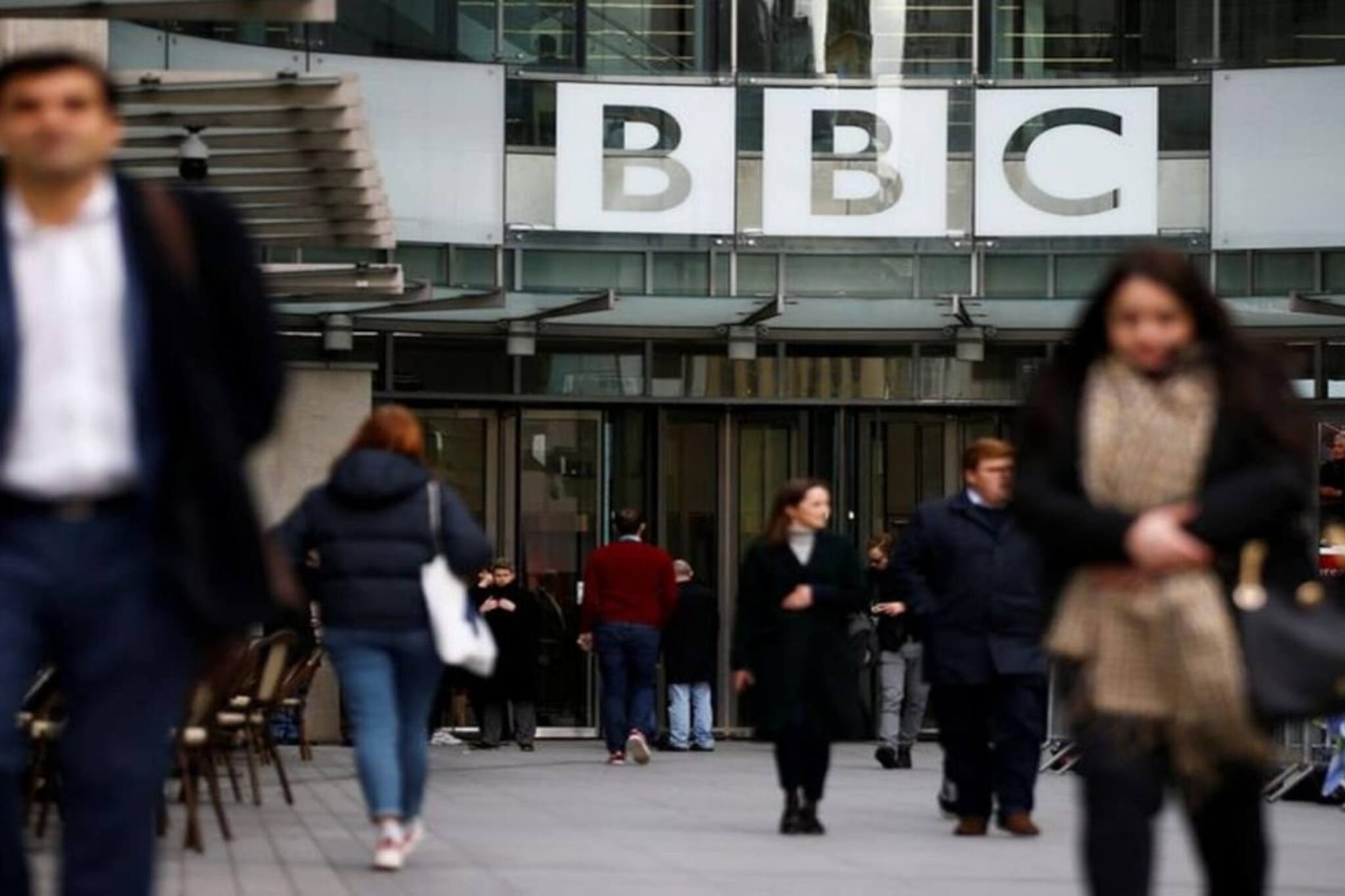 নিয়ে নেওয়া হয়েছে মোবাইল ফোন! বিবিসি-র অফিসে কেন আয়কর দফতর