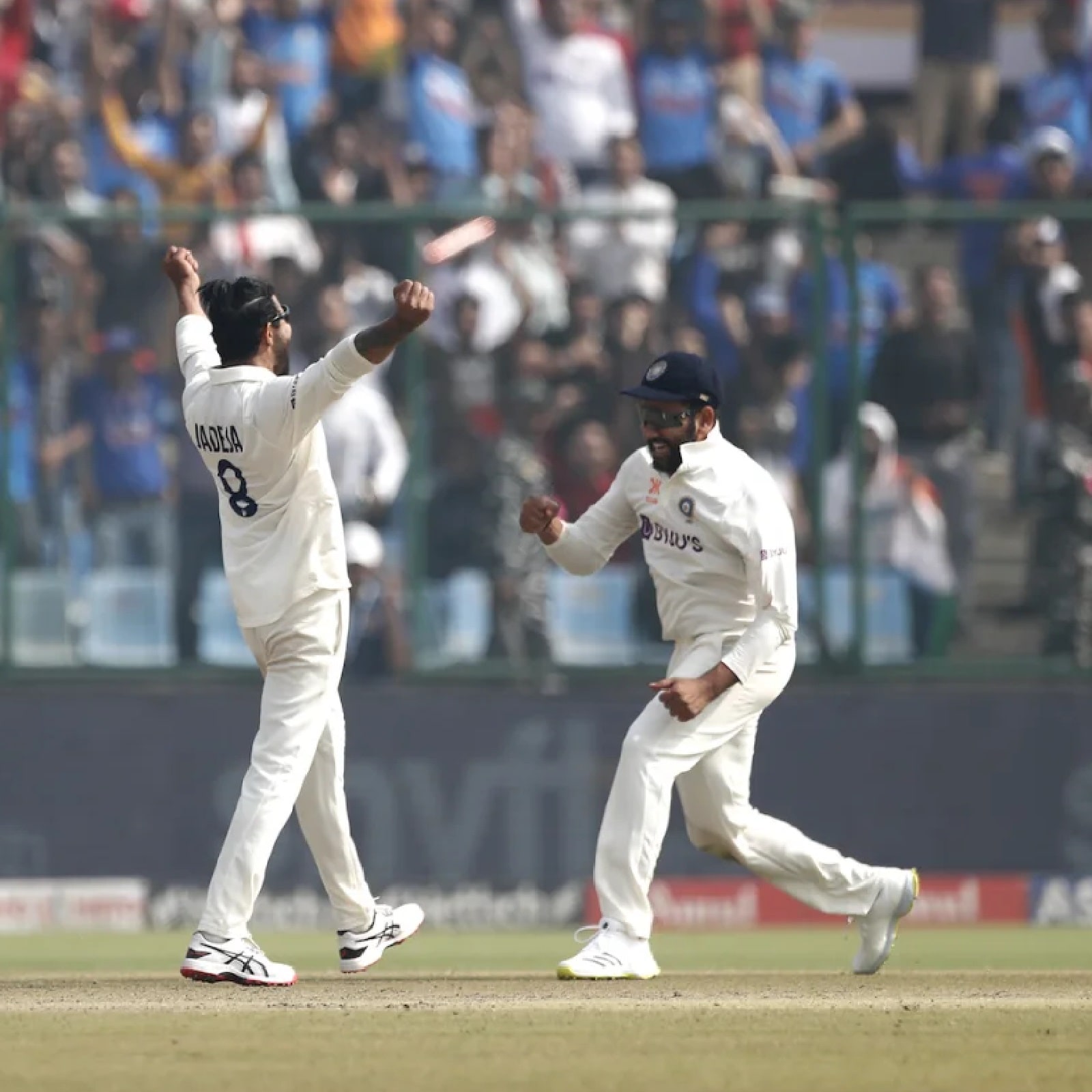 ১২.১ ওভার বল করে সাত উইকেট। রবীন্দ্র জাদেজা ফিরে এসেই এমন কাণ্ড ঘটাবেন কে ভেবেছিল! তবে তাঁর নামের আগে যে এমনি এমনি স্যর শব্দটা বসে না, তা আবার প্রমাণ করে ছাড়লেন জাড্ডু।