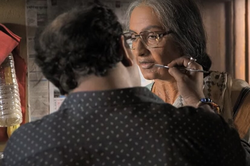 সম্প্রতি একটি ভিডিও প্রকাশ করেছে হইচই। যেখানে তাঁর এই যাত্রার নেপথ্য যোদ্ধাকে কুর্নিশ জানানো হয়েছে। তিনি হলেন সোমনাথ কুন্ডু। টলিউডের অন্যতম দক্ষ মেকআপ আর্টিস্ট। রূপটানে যে তাঁর এত দক্ষতা, এত প্রতিভা, তারই একটি দিক প্রকাশ পেল।