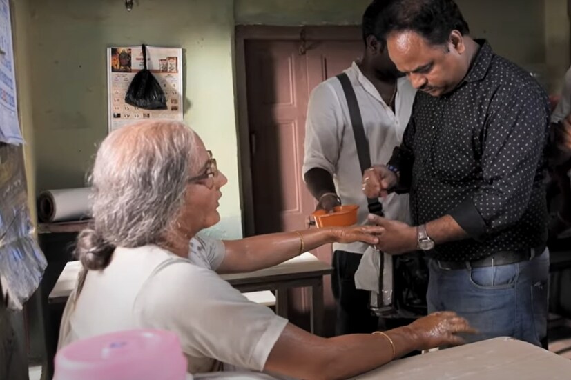 শুভশ্রী আগেই জানিয়েছিলেন, এই মেকআপে করতে তাঁর প্রতিদিন সময় লাগত ৩ ঘণ্টা করে। এখানেই শেষ নয়। মেকআপটি তুলতে সময় লাগত দেড় ঘণ্টার বেশি। টানা ১০ দিন ধরে এই মেকআপ নিয়ে শ্যুট করতে হয়েছে তাঁকে। সঙ্গে একজন বৃদ্ধার শরীরিভঙ্গী ফুটিয়ে তোলার জন্য কুঁজো হয়ে থাকতে হয়েছে।