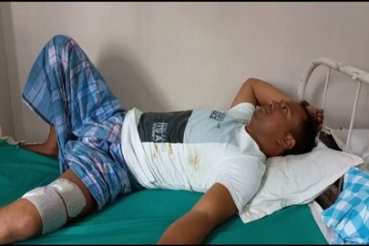 হাসপাতালে আহত যুবক