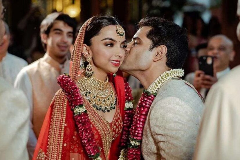 ঈশিতা আদবানির বিয়েতেও বিশাল আয়োজন করা হয়েছিল৷ সবচেয়ে আশ্চর্য বিষয়, বিয়ের কনে যখন প্রবেশ করে, তখন হিন্দি সিনেমার গানের বদলে চলেছিল ভজন৷ 