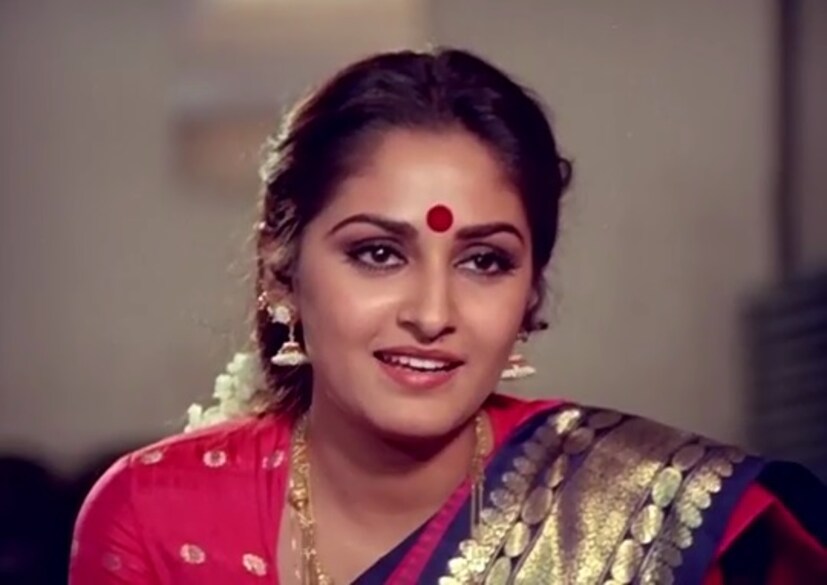 প্রসঙ্গত, জয়া প্রদা সোশ্যাল মিডিয়ায় বেশ সক্রিয় থাকেন। নানা কিছু পোস্ট করতে থাকেন তিনি। গত ২ ফেব্রুয়ারি প্রয়াত হন পরিচালক কে. বিশ্বনাথ। নিজের গুরুর উদ্দেশ্যে শ্রদ্ধা নিবেদনের জন্য ইনস্টাগ্রামে একটি থ্রোব্যাক ছবি শেয়ার করেছিলেন জয়া প্রদা। আসলে কে. বিশ্বনাথকেই নিজের গুরু হিসেবে মান্যতা দেন জয়া। আসলে বলিউডি ছবির দুনিয়ার সঙ্গে তাঁর পরিচয় করে দিয়েছিলেন পরিচালক কে. বিশ্বনাথই। কারণ তাঁর বেশির ভাগ ছবিতেই অভিনয় করেছিলেন জয়া প্রদা।