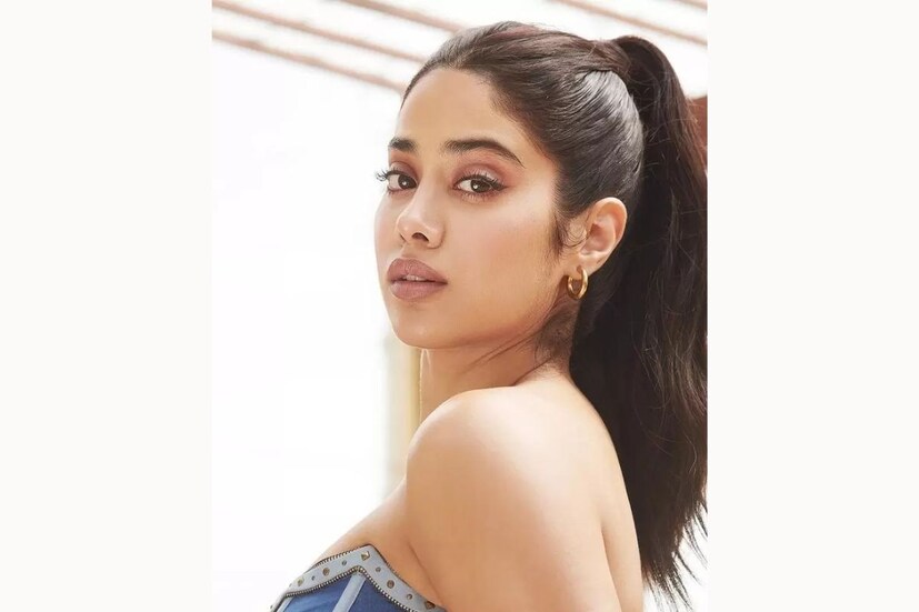 এরপর নিচ থেকে কিছু চুল নিয়ে রবার ব্যান্ড দিয়ে মুড়ে দিতে হবে। এরকম হেয়ার স্টাইল করলে চোখে নাটকীয় মেকআপ করতে হয়। এটাই সৌন্দর্যকে আরও বাড়িয়ে দেবে।