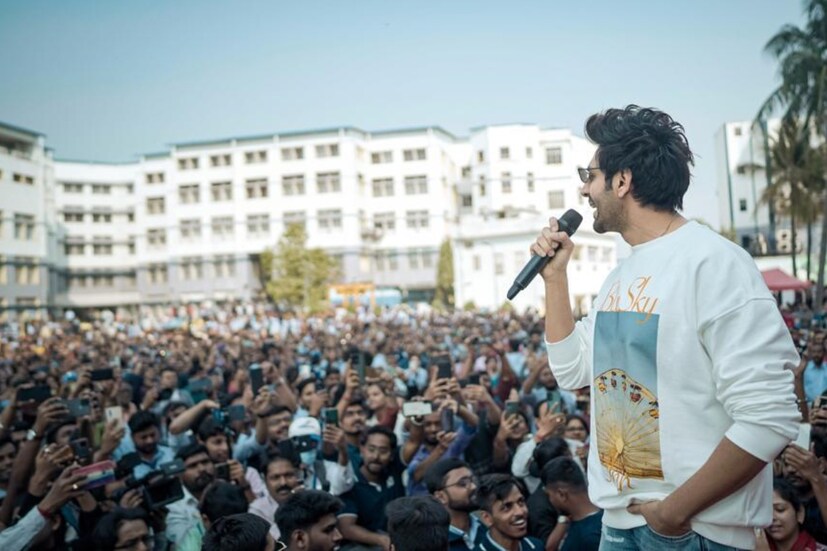 তাই কার্তিক আশাবাদী 'শেহজাদা'ও বক্স অফিসে দর্শক টানতে সফল হবে। নায়ক বললেন, &quot;আমরা একটা ভাল ছবি বানিয়েছি এবং দর্শক চাক্ষুষ করলেই তা বুঝতে পারবে। পাঠানের জন্য যে আমার ছবি ক্ষতিগ্রস্ত হবে তার কোনও যৌক্তিকতা নেই। পাঠান আরও এগিয়ে যাক আরো ভালো ব্যবসা করুক। দর্শকরা আমার ছবিও হলে এসে দেখুক এবং তাঁদের মুখে মুখেই প্রচার হবে এবং সেখান থেকেই আরও বেশি সংখ্যক দর্শক হলমুখী হবে, এমনটাই আমার আশা।’’