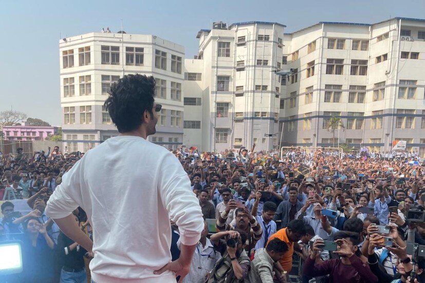 কোটি-কোটি ব্যবসা করেছে এই ছবিগুলি ভারতজুড়ে। এছাড়াও ভিন্ন ভিন্ন ভাষায় হলে মুক্তি পাওয়ার ফলে এই ছবিগুলি দেখার প্রতি ঝোঁক বাড়ছে সকলের। ফলে শুক্রবার বক্স অফিসে যখন কার্তিকের ‘শেহাজাদা’ মুক্তি পাচ্ছে, যা একটি দক্ষিণী ছবির রিমেক। আর তার প্রচারে শহরে হাজির স্বয়ং কার্তিক। তখন সরাসরি তাঁকে এই প্রশ্ন করা হয়। তখন কার্তিক পুরো ঘটনাটিকেই ‘মিথ’ বলে অভিযোগ নস্যাৎ করেন।
