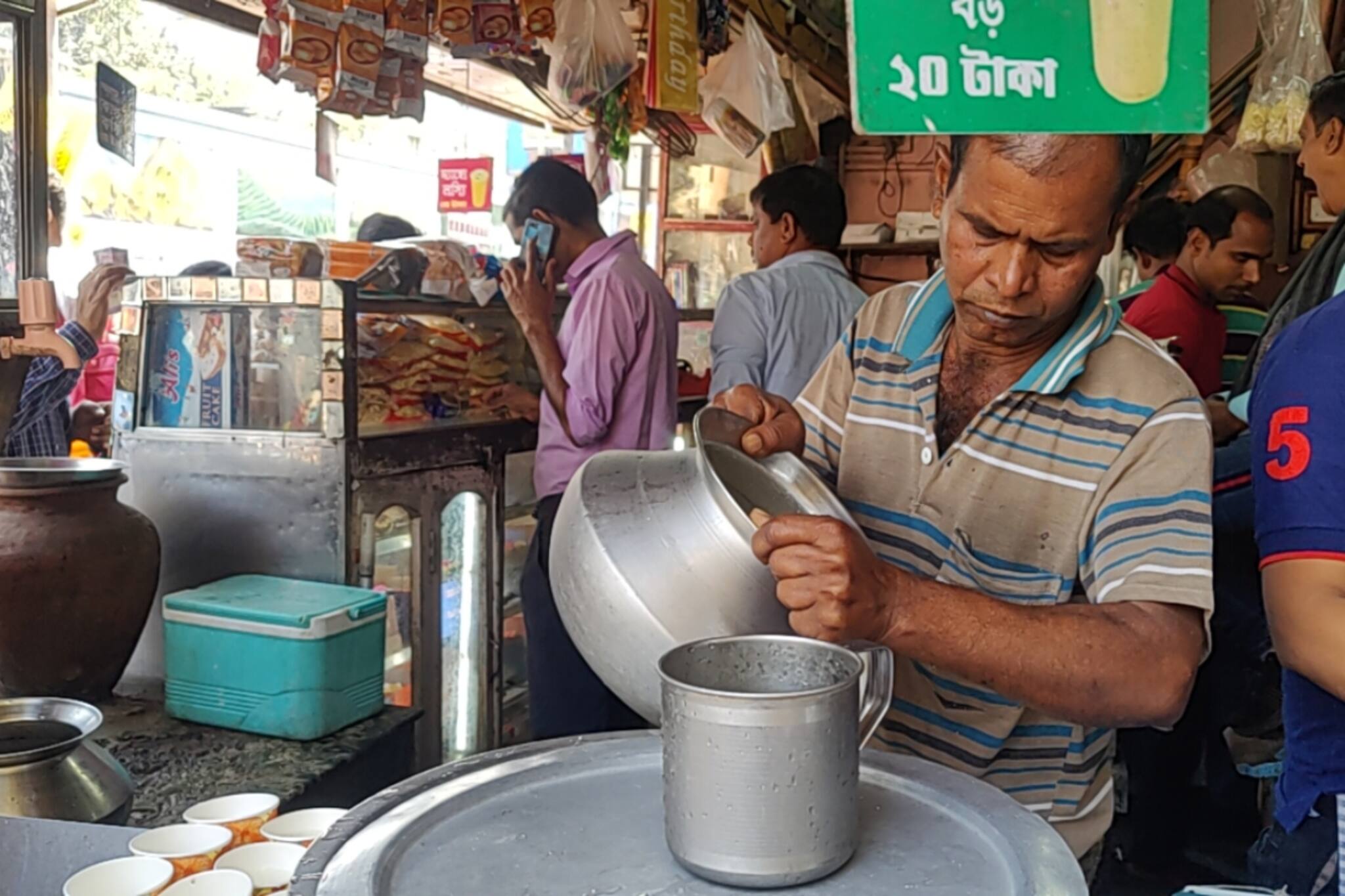 কেশর, কাজু, পেস্তার মিশ্রণে লস্যি, মাত্র দশটাকায় এই খাবার, চমকে যাবেন