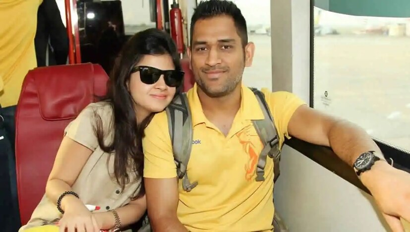 শেষ ওভারে ১৫ বা তার বেশি রান জয়ের জন্য দরকার হলেও ক্রিজে ধোনি থাকলে নো পরোয়া ৷ পাল্টা চাপ গিয়ে পরে বোলারের উপরে ৷ ফাইল ছবি ৷
