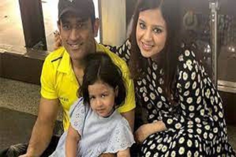 এরপরেই দুজনের মধ্যে হতে থাকে মেলামেশা ৷ ধোনি ও সাক্ষীর পরিবার একে অপরকে আগে থেকেই চিনত ৷ ৪ জুলাই ধোনি ও সাক্ষী বিয়ে করেন ৷ তাঁদের একটি মেয়েও আছে তার নাম জিভা ৷ ফাইল ছবি ৷