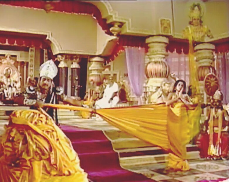 আজ বি আর চোপড়ার মহাভারত ও তাতে দ্রৌপদীর ভূমিকায় অভিনয় করে দর্শকের মন জয় করে নেওয়া অভিনেত্রী রূপা গঙ্গোপাধ্যায় ও এই সিরিয়ালের শ্যুটিং ও অন্যান্য কুশীলবদের সম্পর্কে কিছু অজানা গল্প শেয়ার করতে চলেছি এই প্রতিবেদনে যা শুনলে আপনিও হতবাক হয়ে যাবেন মুহূর্তে।