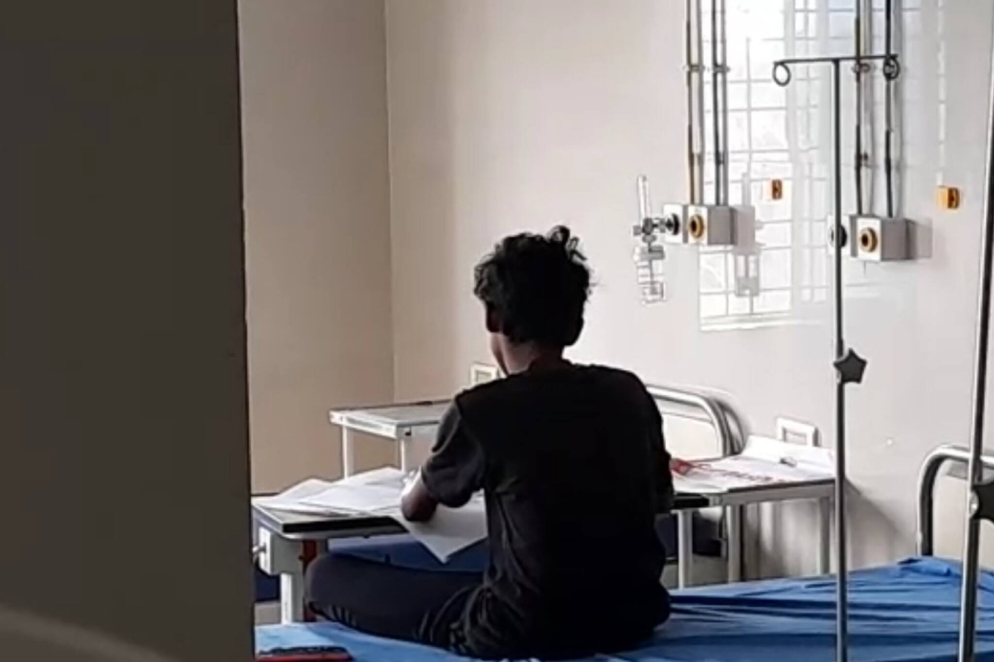 মাথায় পড়ল ইট, আহত হয়ে হাসপাতালে! মাধ্যমিকের ভুগোল পরীক্ষা কী ভাবে দিল পড়ুয়া