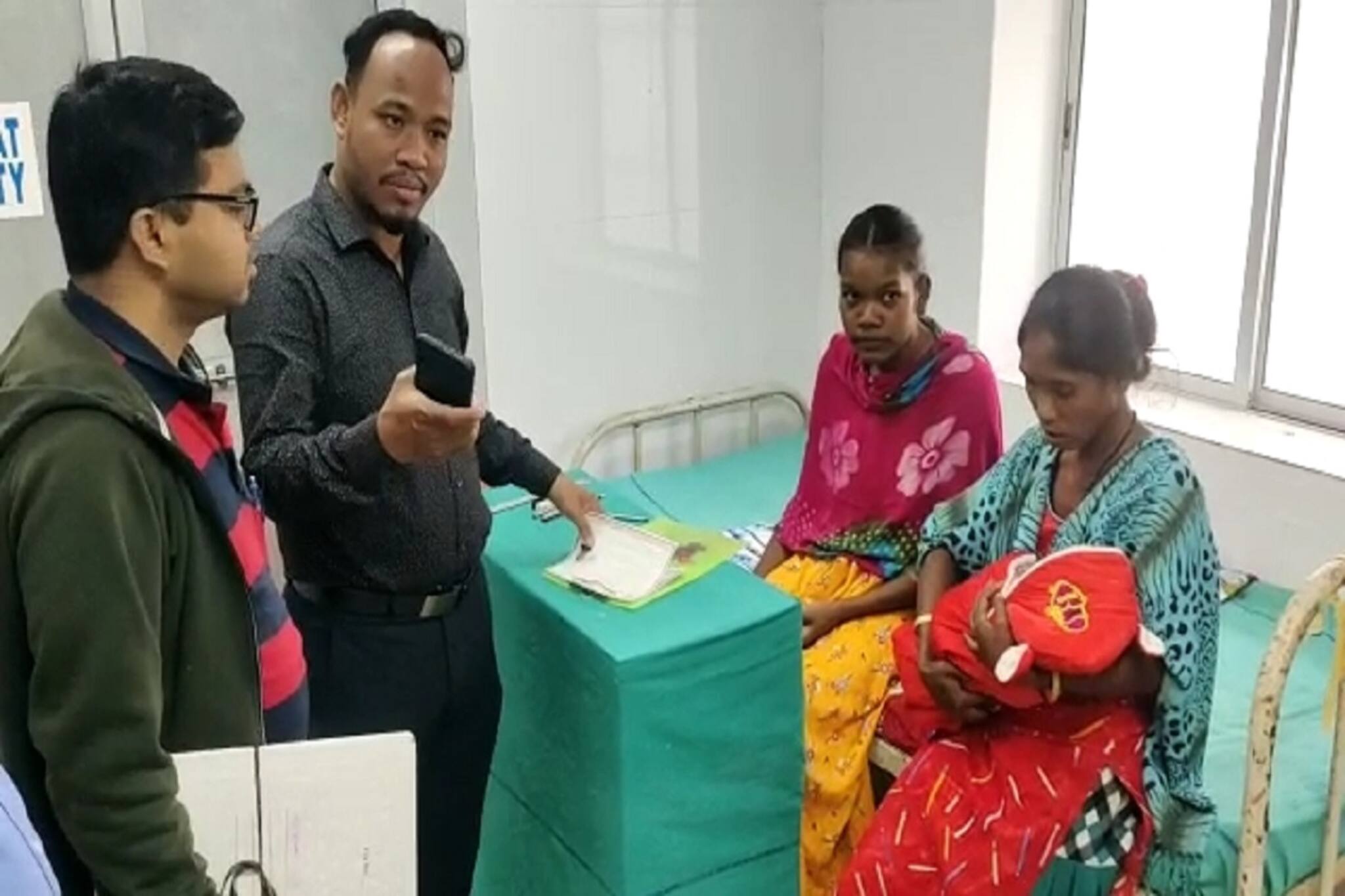 কী অদম্য জেদ, একদিনের শিশু কোলে নিয়েই মাধ‍্যমিক পরীক্ষায় বসলেন নতুন মা