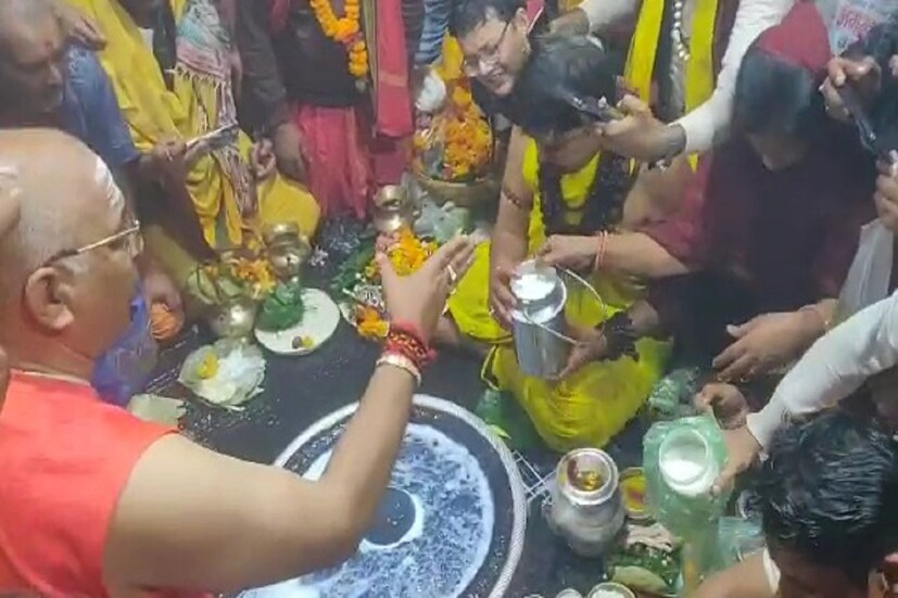 সেই উপলক্ষ্যে বিশেষ নিরাপত্তা এবং অনুষ্ঠান সুষ্ঠুভাবে পরিচালনার ব্যবস্থা করা হয়েছে। তবে একই সঙ্গে মহাদেবের মাথায় জল ঢালতে ভক্তদের ভিড় নজর কেড়েছে সবার। Input- Nayan Ghosh