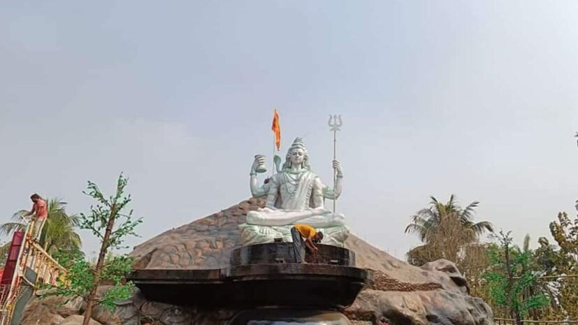 কিন্তু প্রতি বছরের এই সময়টা একেবারে বদলে যায় শহরের ছবিটা। আর তার কারণ, পাতালেশ্বর মন্দির। নিজস্ব ছবি ৷