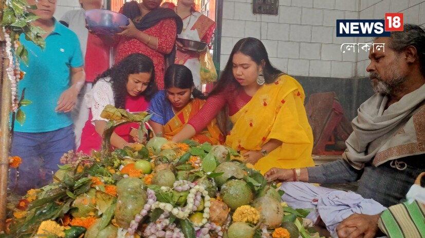 এই বছরের শিবরাত্রির সময় বিশেষ মহাযোগ সৃষ্টি হতে চলেছে৷ এই বছর মহা শিবরাত্রিতে তিনটি মহাগ্রহের মিলন হবে। শনি প্রদোষ ব্রতের দিন পালিত হচ্ছে এবার শিবরাত্রি। আবার এই দিনেই তৈরি হচ্ছে ত্রিগ্রহী যোগ। এই রাত্রিতে লকক্ষ্যাধিক নারী পুরুষ শিবের মাথায় দুধ ,ডাবের জল ঢেলে এবং ফুল ও বেলপাতা দিয়ে শিবের পুজো করবেন। Input-  Sarthak Pandit