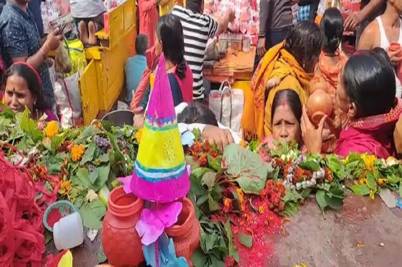 পঞ্জিকা অনুযায়ী শিবরাত্রি মহা তিথি শুরু হওয়ার আগে থেকেই ভক্তরা মন্দিরে লম্বা লাইন দিয়েছিলেন শিবলিঙ্গে জল ঢালার জন্য।
