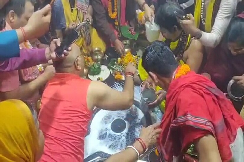 বহু ভক্ত আগমনের কথা মাথায় রেখে করা প্রশাসনিক স্তরে প্রস্তুতি নেওয়া হয়েছিল আগে থেকেই। নানা ব্যবস্থা রাখা হয়েছে মন্দির সংলগ্ন এলাকা জুড়ে। অন্যদিকে দেবাদিদেবের মাথায় জল ঢালার জন্য ভক্তদের উৎসাহ রয়েছে চোখে পড়ার মতো।