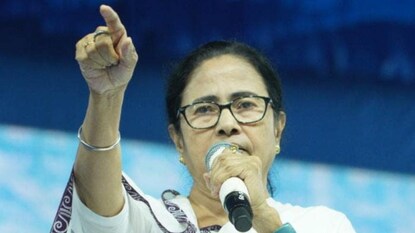 আক্রমণ করলেন মমতা আক্রমণ করলেন মমতা