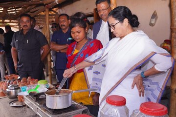হঠাৎ করে সোনাঝুরির চায়ের দোকানে মুখ্যমন্ত্রী, চা বানিয়ে খাওয়ালেন সকলকে! দেখুন