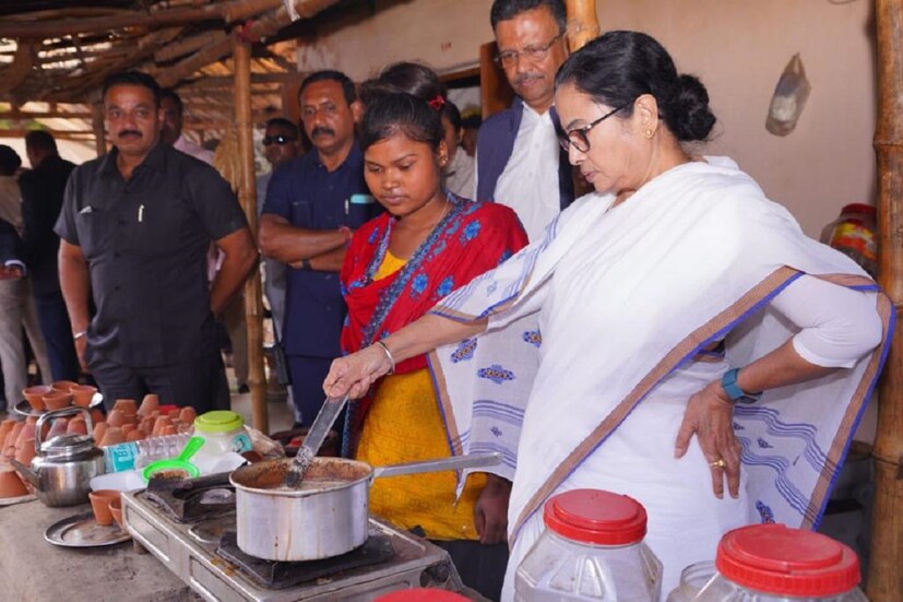 বুধবার বীরভূমে সভা করেনমুখ্যমন্ত্রী মমতা বন্দ্যোপাধ্য়ায়। সেখানে গিয়েও নিজস্ব মেজাজে দেখা গেল মুখ্যমন্ত্রীকে। (ছবি ও তথ্য-- সোমরাজ বন্দ্যোপাধ্যায়)