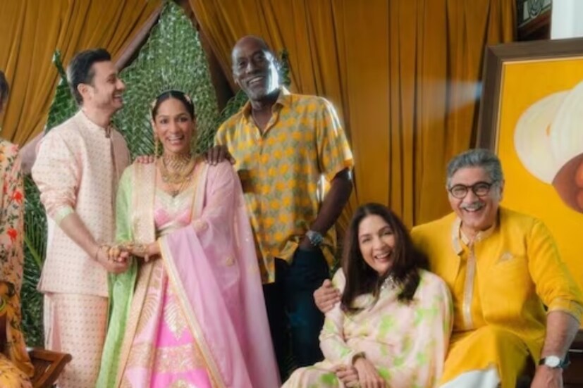 এক জন জন্ম দিয়েছেন, আর এক জন পালন করেছেন। দু’জনের ভালবাসাই পেয়েছেন মাসাবা। যদিও জন্মদাতার সঙ্গে ভৌগৌলিক দূরত্ব এতই বেশি যে ব্যস্ততার মাঝে দেখা করা হয় না। আর সেই ফাঁক ভরাট করে দেন অন্য জন। তবে বিয়ে উপলক্ষে অনেকদিনের জন্যই দুই বাবাকে একসঙ্গে পেয়েছেন মাসাবা গুপ্তা। নীনা গুপ্তার মেয়ে।