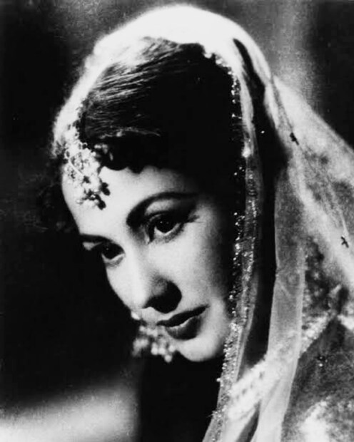 এক বছর দুনিয়া থেকে আড়ালে থাকার পর কামাল আমরোহির কাছে আসেন মীনা কুমারী। কমল মীনাকে ভালোবাসতেন, কিন্তু মীনা কুমারীর সাফল্য তিনি মন থেকে মেনে নিতে পারেননি। কথিত আছে, মীনা কুমারীর খ্যাতি ও সম্মান দেখে কামালে আমরোহি এতটাই মানসিক নিরাপত্তাহীনতা বোধ করেন যে এই দম্পতির প্রেম ভেঙে যায়।