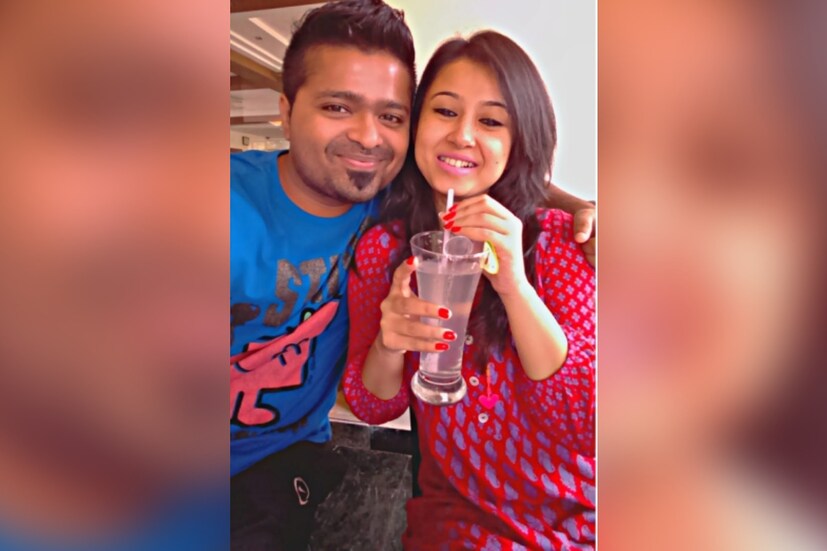হু হু করা হাওয়া তাঁর চুল উড়িয়ে নিয়ে যাচ্ছে। কালো মনোকিনিতে সৌন্দর্য উপচে পড়ছে। মনামী জানালেন, তাঁর রাশি যেহেতু জলের চিহ্নিত করে, তাই এভাবে জলের মাঝেই জন্মদিন পালন করছেন। ছবি তুলছেন কে? প্রেমিক? স্পষ্ট করেননি নায়িকা।