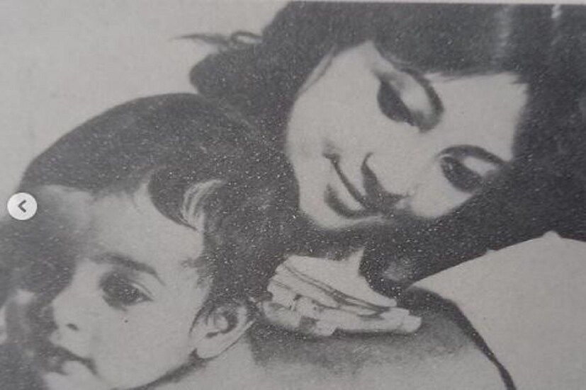 মুনমুন সেনের কোলে ছোট্ট রাইমা ৷ পুরনো ছবি শেয়ার করেছেন রাইমা ৷ ছবি সৌজন্যে ইনস্টাগ্রাম ৷