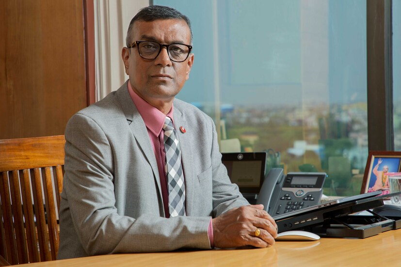 বন্ধন ব্যাঙ্ক- ২০২৩-২৪ বাজেটের ভূয়সী প্রশংসা করেছেন বন্ধন ব্যাঙ্কের এমডি এবং সিইও চন্দ্রশেখর ঘোষ। তাঁর মতে, এটা সুসংহত, প্রগতিশীল এবং অন্তর্ভুক্তিমূলক বাজেট। চন্দ্রশেখর বলেন, ‘বাজেটে খরচ বাড়ানো এবং অন্তর্ভুক্তির মতো গুরুত্বপূর্ণ প্যারামিটারগুলোতে ফোকাস করা হয়েছে। ক্রমবর্ধমান অর্থনীতির জন্য এটা গুরুত্বপূর্ণ। সরকার মূলধন বিনিয়োগের উপর জোর দিয়েছে। এতে খরচ বাড়বে এবং কর্মসংস্থানের সুযোগ সৃষ্টি হবে। পিএম আবাস যোজনায় বরাদ্দ বৃদ্ধি আবাসন খাতকে আরও উৎসাহিত করবে। গতি পাবে অর্থনৈতিক প্রবৃদ্ধি’।