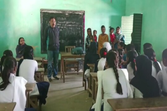 ভুলেও আঠারোর নীচে বিয়ে নয় মেয়েদের! এর কুফল এবার বোঝান হল স্কুল পড়ুয়াদের