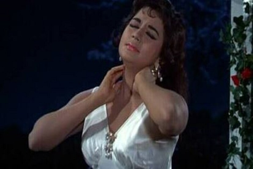 বেবি নন্দা শিশু শিল্পী হিসেবে কাজ শুরু করতে বাধ্য হন৷  তিনিও খুব জনপ্রিয় ছিলেন৷। বলিউডের সুন্দরী  নায়িকা হওয়ার পর রাজেশ খান্না, শশী কাপুর, মনোজ কুমার, মেহমুদের মতো তাবড় তারকাদের সঙ্গে কাজ করেছেন। বলিউড গসিপ অনুযায়ী কোনও এক বলিউড নায়িকা শশী কাপুরের সঙ্গে কাজ করতে অস্বীকার করেছিলেন, তখন নন্দা বলেছিলেন যে তিনি শশী কাপুরের সঙ্গে কাজ করবেন এবং তাদের জুটিও সুপারহিট ছিল৷