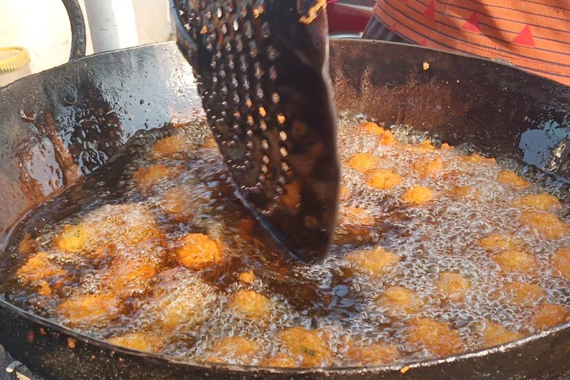 মুখরোচক তেলেভাজা খেতে বাঙালি সন্ধার অপেক্ষায় থাকে না। তেলেভাজা খেতে মানুষ ভিড় জমান দোকানে। বাংলা জুড়ে এমন ছবি প্রায় সর্বত্রই।