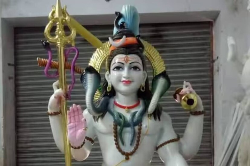 দেখে নেওয়া যাক মহাশিবরাত্রি পুজোয় কী কী উপকরণ প্রয়োজন হয়-শিবলিঙ্গ বা মহাদেবের ছবি, পুজো করার জন্য একটি আসন, প্রদীপ, সলতে, ঘণ্টা, কলস ও তামার পাত্র, পুজোর থালি, শিবলিঙ্গ বসানোর জন্য সাদা কাপড়,দেশলাই বাক্স, ধূপকাঠি, চন্দনবাটা, ঘি, কর্পূর, সিঁদুর, বিল্বপত্র, বিভূতি, আকন্দফুল৷