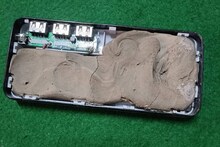 কেনার আগে সাবধান! ওজন বাড়ানোর জন্য পাওয়ার ব্যাঙ্কে ভরা হচ্ছে মাটি!