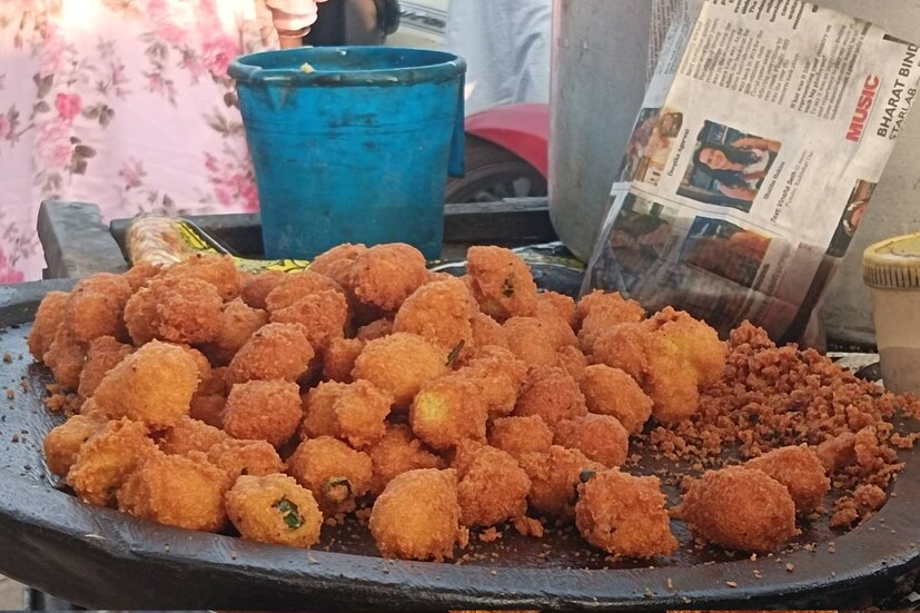 প্রথমে কয়েক ঘন্টা ছোলা ও মটর ডাল ভিজিয়ে নেওয়া। সেই ডাল বেটে কুচো লঙ্কা ও অল্প রসুন মেশানো। গরমে পকোড়'র সঙ্গে তেঁতুল ধনেপাতার চাটনিতে বেশ জমে। দাম মন্দ নয় ১০০ গ্রাম ওজন পকোড়া ৩০ টাকা।