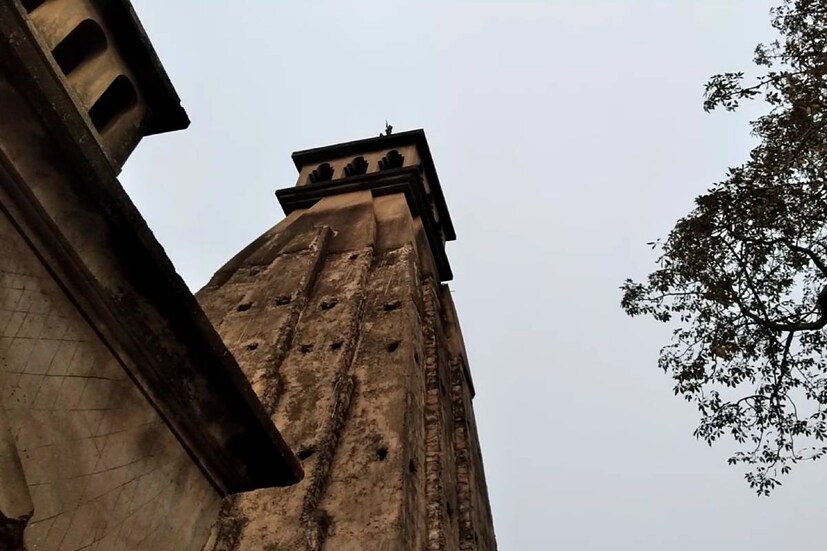 আসুন একটু জেনে নেওয়া যাক দুর্গাপুরের কেদারনাথ সম্পর্কে। দুর্গাপুর স্টেশন থেকে কিছুটা গেলেই ডিপিএল টাউনশিপ সেখানেই রয়েছে দুর্গাপুরের কেদারনাথ। কয়েক বছর আগে এই মন্দিরটি তৈরি করা হয়েছিল। যদিও মন্দিরটির কাজ সম্পূর্ণ করা যায়নি বেশ কিছু কারণে। তবে অসম্পূর্ণ এই মন্দিরটিও বেশ জনপ্রিয়তা লাভ করেছে কারণ চাইলেই তো আর কেদারনাথ যাওয়া যায় না। তবে দুধের স্বাদ ঘোলে মেটানোর জন্য দুর্গাপুরের এই কেদারনাথ আদর্শ। 