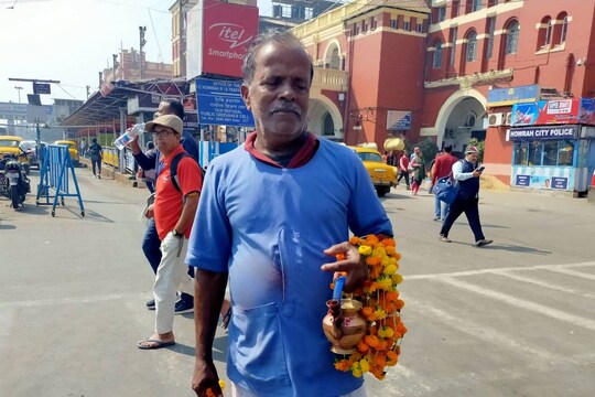 ফুলের মালা, দক্ষিণা সব মিলিয়ে কমপক্ষে ২০ থেকে ২৫ টাকা পড়ে যায়