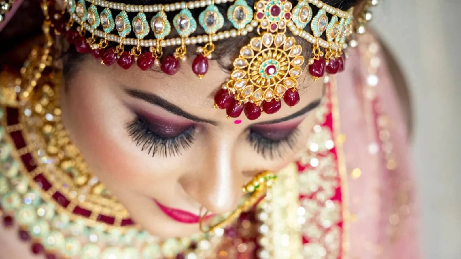 এমন বসন্ত দিনে… নববধূদের সাজ কেমন হবে? রইল মেকআপ টিপস! এমন বসন্ত দিনে… নববধূদের সাজ কেমন হবে? রইল মেকআপ টিপস!