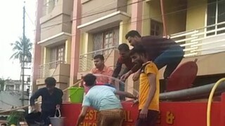 জিয়াগঞ্জ থানার পুলিশ এসে পৌঁছয় ঘটনাস্থলে