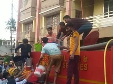 জিয়াগঞ্জ থানার পুলিশ এসে পৌঁছয় ঘটনাস্থলে