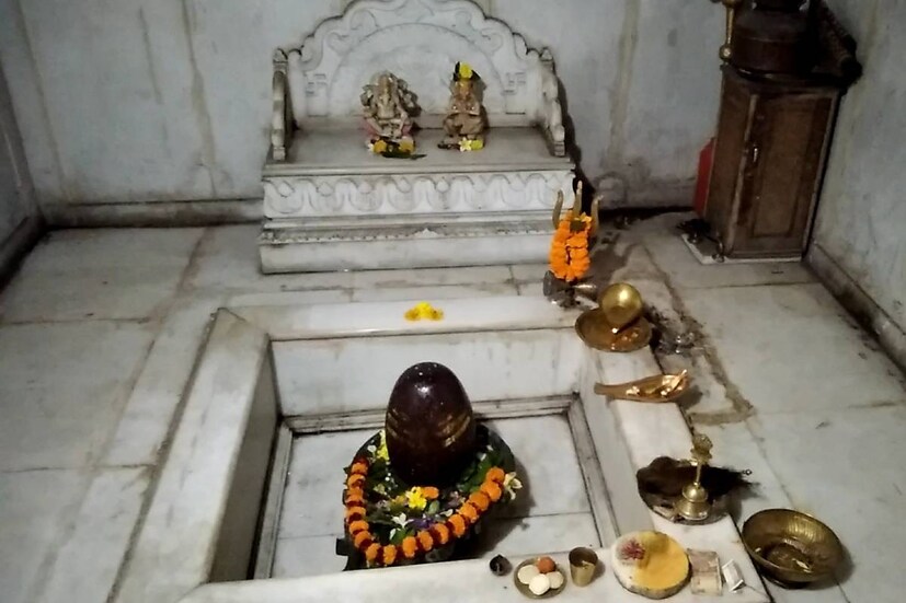 দেশের সব কটি গুরুত্বপূর্ণ শিব তীর্থ ক্ষেত্রে হচ্ছে শিবরাত্রি উদযাপন। দেশ জুড়ে যে বারটি জ্যোতির্লিঙ্গ রয়েছে, সবকটি জায়গাতেই অগণিত ভক্তদের ভিড় জমেছে। তবে ইচ্ছা থাকলে উপায় নেই পুণ্যভূমি কেদারনাথ যাওয়ার। কারণ হিমালয়ের কোলে অবস্থিত এই শৈবক্ষেত্র কয়েক মাসের জন্য বন্ধ থাকে। তাই ভক্তরা চাইলেও কেদারনাথে বাবা কেদারের দেখা পান না। ( প্রতিবেদন-নয়ন ঘোষ)