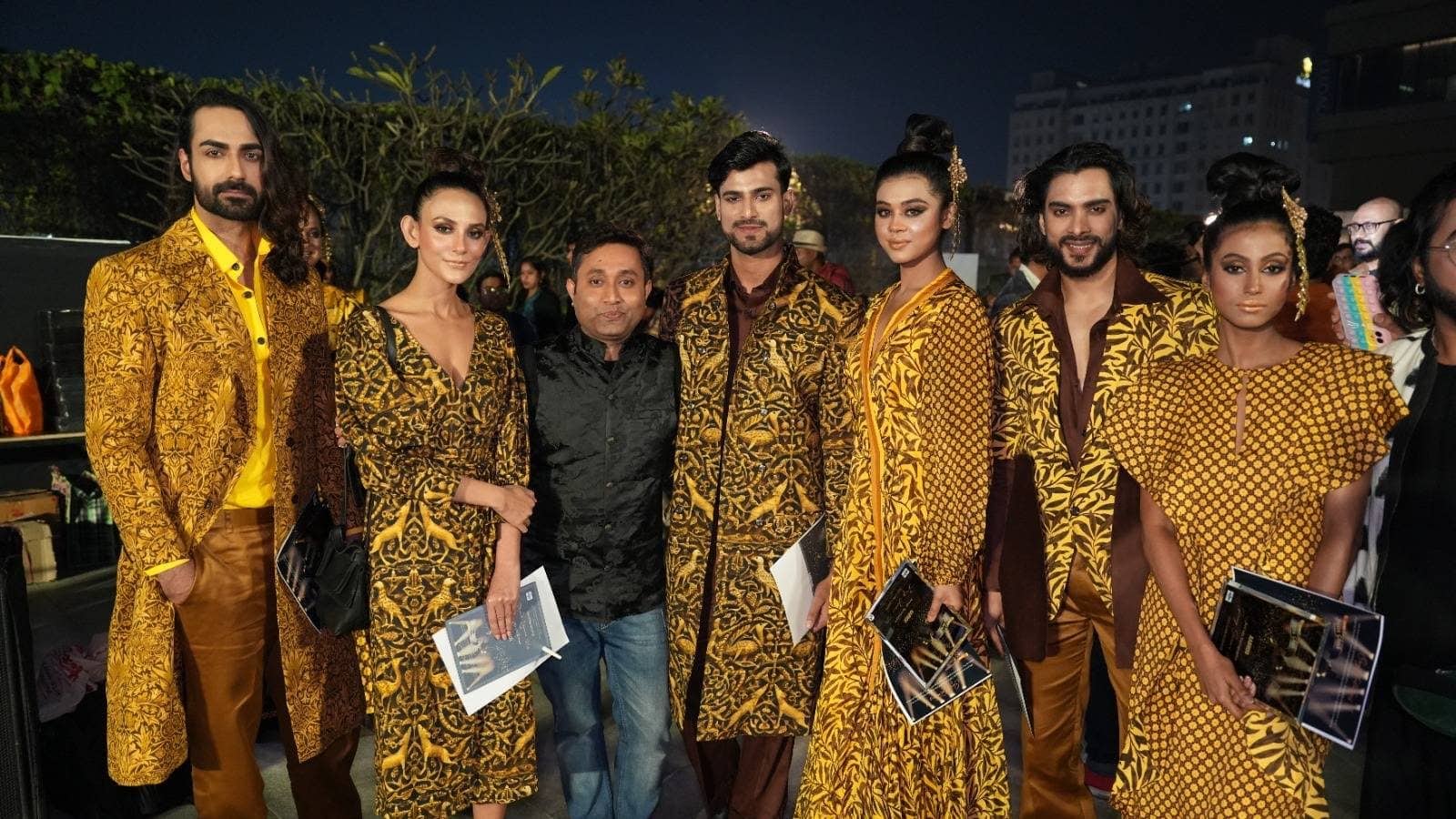 Fashion Show: কলকাতায় বসন্তের আমেজে উষ্ণতা ছড়িয়ে দিল অর্ণবের আগুনরঙা ...