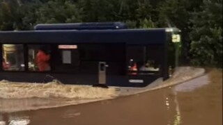 বন্যার মাঝেই ভাইরাল এক অদ্ভুত ভিডিও বন্যার মাঝেই ভাইরাল এক অদ্ভুত ভিডিও