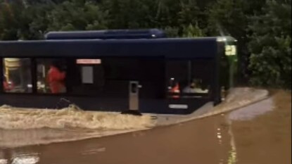 বন্যার মাঝেই ভাইরাল এক অদ্ভুত ভিডিও বন্যার মাঝেই ভাইরাল এক অদ্ভুত ভিডিও