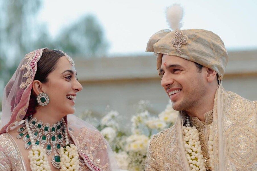  নববধূর সাজে কিয়ারার বিয়ের আংটি ছিল তাঁর নেকপিস ও দুলের সঙ্গে মানানসই। তিনি পরেছিলেন বড় আকারের একটি হিরের ওয়েডিং রিং। সিদ্ধার্থের ডান হাতের অনামিকায় ছিল সোনার তৈরি ছিমছাম ওয়েডিং ব্যান্ড। তবে নজর কেড়ে নেয় তাঁর বাঁ হাতের তর্জনীর কুন্দনের আংটি।