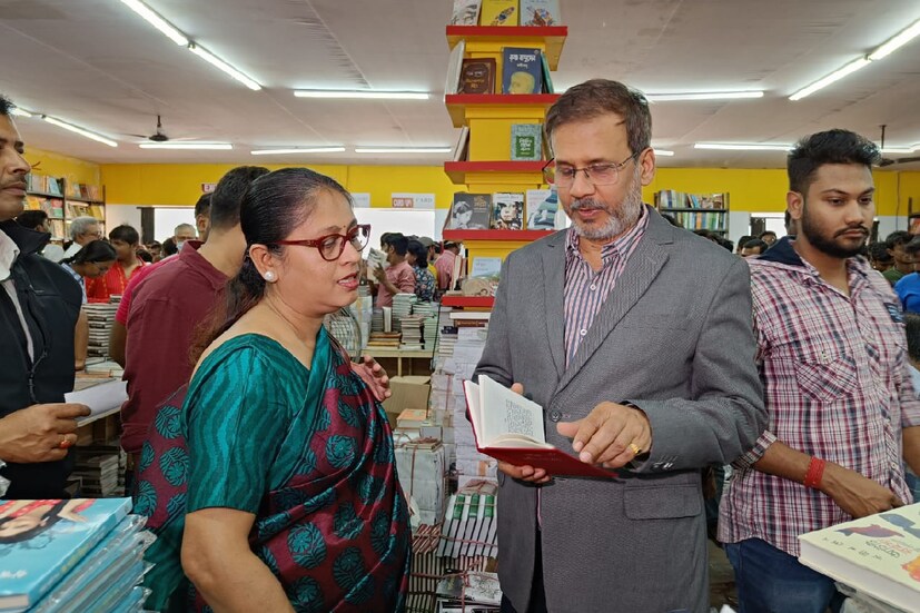 সস্ত্রীক বইমেলা ঘুরে গেলেন কলকাতা হাইকোর্টের বিচারপতি বিশ্বজিৎ বসু। ভিড় এড়িয়েই কিনলেন বই। একাধিক বই দেখলেন, কিনলেন পছন্দের বই।